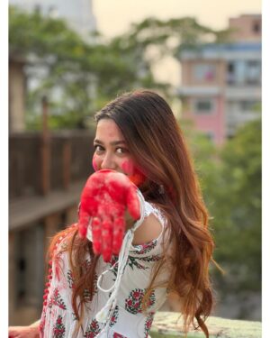 Pratyusha Paul Instagram - मोहे रंग लगा दे रे ♥️✨
PS-Sorry for spamming guys I just can’t get over these pictures 🤌🏻🙈 I promise this is the last post from that day, please bear with me. Thank you 🙏🏻 byeee 😘