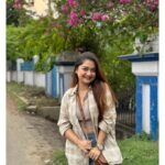 Pratyusha Paul Instagram - 𝘧𝘰𝘳 𝘵𝘩𝘦 𝘭𝘰𝘯𝘨𝘦𝘴𝘵 𝘵𝘪𝘮𝘦, 𝘪𝘵 𝘧𝘦𝘦𝘭𝘴 𝘭𝘪𝘬𝘦 𝘐 𝘩𝘢𝘷𝘦 𝘣𝘦𝘦𝘯 𝘵𝘳𝘺𝘪𝘯𝘨 𝘵𝘰 𝘮𝘢𝘬𝘦 𝘴𝘦𝘯𝘴𝘦 𝘰𝘧 𝘭𝘪𝘧𝘦 𝘣𝘶𝘵 𝘯𝘰𝘸 𝘐 𝘴𝘦𝘦 𝘵𝘩𝘦𝘳𝘦 𝘪𝘴 𝘯𝘰 𝘴𝘦𝘯𝘴𝘦 𝘵𝘰 𝘣𝘦 𝘮𝘢𝘥𝘦, 𝘰𝘯𝘭𝘺 𝘭𝘪𝘧𝘦 𝘵𝘰 𝘣𝘦 𝘭𝘪𝘷𝘦𝘥. 𝘵𝘩𝘦𝘳𝘦 𝘪𝘴 𝘯𝘰 𝘴𝘦𝘵 𝘱𝘶𝘳𝘱𝘰𝘴𝘦 𝘵𝘰 𝘧𝘶𝘭𝘧𝘪𝘭𝘭, 𝘵𝘩𝘦𝘳𝘦 𝘢𝘳𝘦 𝘯𝘰 𝘤𝘩𝘦𝘤𝘬𝘭𝘪𝘴𝘵𝘴 𝘵𝘰 𝘤𝘰𝘮𝘱𝘭𝘦𝘵𝘦, 𝘫𝘶𝘴𝘵 𝘢𝘯 𝘦𝘱𝘩𝘦𝘮𝘦𝘳𝘢𝘭 𝘮𝘰𝘮𝘦𝘯𝘵 𝘵𝘰 𝘣𝘳𝘦𝘢𝘵𝘩𝘦, 𝘵𝘰 𝘭𝘰𝘷𝘦, 𝘵𝘰 𝘣𝘦 𝘬𝘪𝘯𝘥, 𝘵𝘰 𝘧𝘦𝘦𝘭. 𝘭𝘪𝘧𝘦 𝘪𝘴 𝘪𝘯 𝘢𝘭𝘭 𝘵𝘩𝘦 𝘴𝘪𝘮𝘱𝘭𝘦, 𝘭𝘪𝘵𝘵𝘭𝘦 𝘵𝘩𝘪𝘯𝘨𝘴 𝘵𝘩𝘢𝘵 𝘸𝘦 𝘴𝘰 𝘰𝘧𝘵𝘦𝘯 𝘰𝘷𝘦𝘳𝘭𝘰𝘰𝘬. 𝘶𝘯𝘤𝘰𝘮𝘱𝘭𝘪𝘤𝘢𝘵𝘦 𝘺𝘰𝘶𝘳 𝘩𝘦𝘢𝘳𝘵. 𝘣𝘦 𝘩𝘦𝘳𝘦, 𝘣𝘦 𝘱𝘳𝘦𝘴𝘦𝘯𝘵, 𝘦𝘮𝘣𝘳𝘢𝘤𝘦 𝘺𝘰𝘶𝘳 𝘰𝘸𝘯 𝘫𝘰𝘶𝘳𝘯𝘦𝘺. 𝘵𝘩𝘦𝘳𝘦 𝘪𝘴 𝘴𝘰 𝘮𝘶𝘤𝘩 𝘣𝘦𝘢𝘶𝘵𝘺 𝘢𝘯𝘥 𝘸𝘰𝘯𝘥𝘦𝘳 𝘵𝘰 𝘣𝘦 𝘧𝘰𝘶𝘯𝘥 𝘳𝘪𝘨𝘩𝘵 𝘸𝘩𝘦𝘳𝘦 𝘺𝘰𝘶 𝘢𝘳𝘦..🌿🌷🤎🍃✨ . . . . . . . . . . . . . . . #love #nature #minimalism #minimalistic #simplelife #universe #purelove #instagood #instamood #foryou #explore #fashion #outfit #photodump