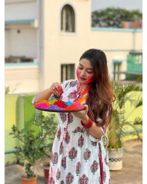 Pratyusha Paul Instagram - - 𝘊𝘭𝘦𝘢𝘳𝘭𝘺, 𝘐 𝘤𝘰𝘶𝘭𝘥𝘯’𝘵 𝘱𝘪𝘤𝘬 𝘫𝘶𝘴𝘵 𝘰𝘯𝘦 𝘱𝘩𝘰𝘵𝘰 𝘵𝘰 𝘱𝘰𝘴𝘵 𝘧𝘳𝘰𝘮 𝘵𝘩𝘪𝘴 𝘥𝘢𝘺..🦚💓🌼🎨💙🎑 (দোল পূর্ণিমা)

#holifestival #holi2024 #festivalofcolors #krishna #dolpurnima #loveisintheair #holi