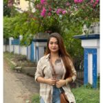 Pratyusha Paul Instagram - 𝘧𝘰𝘳 𝘵𝘩𝘦 𝘭𝘰𝘯𝘨𝘦𝘴𝘵 𝘵𝘪𝘮𝘦, 𝘪𝘵 𝘧𝘦𝘦𝘭𝘴 𝘭𝘪𝘬𝘦 𝘐 𝘩𝘢𝘷𝘦 𝘣𝘦𝘦𝘯 𝘵𝘳𝘺𝘪𝘯𝘨 𝘵𝘰 𝘮𝘢𝘬𝘦 𝘴𝘦𝘯𝘴𝘦 𝘰𝘧 𝘭𝘪𝘧𝘦 𝘣𝘶𝘵 𝘯𝘰𝘸 𝘐 𝘴𝘦𝘦 𝘵𝘩𝘦𝘳𝘦 𝘪𝘴 𝘯𝘰 𝘴𝘦𝘯𝘴𝘦 𝘵𝘰 𝘣𝘦 𝘮𝘢𝘥𝘦, 𝘰𝘯𝘭𝘺 𝘭𝘪𝘧𝘦 𝘵𝘰 𝘣𝘦 𝘭𝘪𝘷𝘦𝘥. 𝘵𝘩𝘦𝘳𝘦 𝘪𝘴 𝘯𝘰 𝘴𝘦𝘵 𝘱𝘶𝘳𝘱𝘰𝘴𝘦 𝘵𝘰 𝘧𝘶𝘭𝘧𝘪𝘭𝘭, 𝘵𝘩𝘦𝘳𝘦 𝘢𝘳𝘦 𝘯𝘰 𝘤𝘩𝘦𝘤𝘬𝘭𝘪𝘴𝘵𝘴 𝘵𝘰 𝘤𝘰𝘮𝘱𝘭𝘦𝘵𝘦, 𝘫𝘶𝘴𝘵 𝘢𝘯 𝘦𝘱𝘩𝘦𝘮𝘦𝘳𝘢𝘭 𝘮𝘰𝘮𝘦𝘯𝘵 𝘵𝘰 𝘣𝘳𝘦𝘢𝘵𝘩𝘦, 𝘵𝘰 𝘭𝘰𝘷𝘦, 𝘵𝘰 𝘣𝘦 𝘬𝘪𝘯𝘥, 𝘵𝘰 𝘧𝘦𝘦𝘭. 𝘭𝘪𝘧𝘦 𝘪𝘴 𝘪𝘯 𝘢𝘭𝘭 𝘵𝘩𝘦 𝘴𝘪𝘮𝘱𝘭𝘦, 𝘭𝘪𝘵𝘵𝘭𝘦 𝘵𝘩𝘪𝘯𝘨𝘴 𝘵𝘩𝘢𝘵 𝘸𝘦 𝘴𝘰 𝘰𝘧𝘵𝘦𝘯 𝘰𝘷𝘦𝘳𝘭𝘰𝘰𝘬. 𝘶𝘯𝘤𝘰𝘮𝘱𝘭𝘪𝘤𝘢𝘵𝘦 𝘺𝘰𝘶𝘳 𝘩𝘦𝘢𝘳𝘵. 𝘣𝘦 𝘩𝘦𝘳𝘦, 𝘣𝘦 𝘱𝘳𝘦𝘴𝘦𝘯𝘵, 𝘦𝘮𝘣𝘳𝘢𝘤𝘦 𝘺𝘰𝘶𝘳 𝘰𝘸𝘯 𝘫𝘰𝘶𝘳𝘯𝘦𝘺. 𝘵𝘩𝘦𝘳𝘦 𝘪𝘴 𝘴𝘰 𝘮𝘶𝘤𝘩 𝘣𝘦𝘢𝘶𝘵𝘺 𝘢𝘯𝘥 𝘸𝘰𝘯𝘥𝘦𝘳 𝘵𝘰 𝘣𝘦 𝘧𝘰𝘶𝘯𝘥 𝘳𝘪𝘨𝘩𝘵 𝘸𝘩𝘦𝘳𝘦 𝘺𝘰𝘶 𝘢𝘳𝘦..🌿🌷🤎🍃✨ . . . . . . . . . . . . . . . #love #nature #minimalism #minimalistic #simplelife #universe #purelove #instagood #instamood #foryou #explore #fashion #outfit #photodump