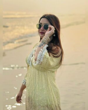 Pratyusha Paul Instagram - 𝘢 𝘭𝘰𝘷𝘦 𝘭𝘦𝘵𝘵𝘦𝘳 𝘵𝘰 𝘨𝘰𝘭𝘥𝘦𝘯 𝘴𝘬𝘪𝘦𝘴..💌🌞🐌🌴🌅🧺
.
.
.
.
.
.
.
.
.
.
.
.
.
.
#beach #beachvibes #sunset #beachgirl #sunsetgirl #sunstechaser #vacation #sunday #goldenhour