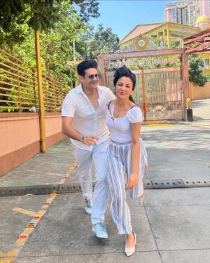 Preet Kaur Nayak Instagram - 💙 🤍 🌈