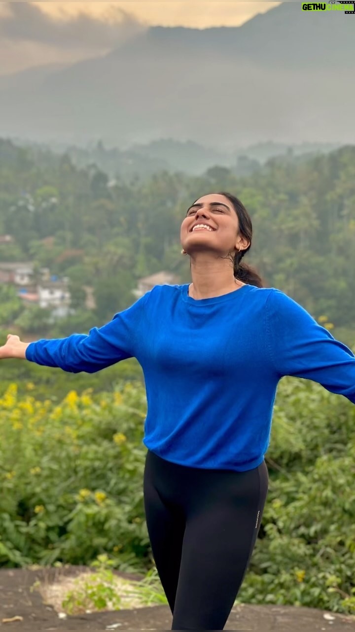 Preetha Instagram - நான் தொடும் கனவே நிஜம் தானா உனக்குள் கரஞ்சே போனேன் நீ வரும் இரவின் நிழல் நானா உனக்குள் நெறஞ்சே போனேன்🖤✨