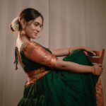 Preetha Instagram - அவள் குழல்… உதிர்த்திடும்… இலை எனை துளைத்திடும்… இடைவெளி முளைத்திடும்… நேரம் உயிர் நனைத்திடும்…🩶 Pc| @vijayfredrick_secrets 🔥