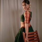 Preetha Instagram - அவள் குழல்… உதிர்த்திடும்… இலை எனை துளைத்திடும்… இடைவெளி முளைத்திடும்… நேரம் உயிர் நனைத்திடும்…🩶 Pc| @vijayfredrick_secrets 🔥