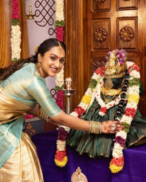 Preetha Vijayakumar Instagram - My Gorgeous Amman 🙏🏻🙌🤩

📸 @zerogravityphotography 

#varalakshmivratham #2023 #nombu #favdayoftheyear #myamman #momstradition #12thyear #godblessall
