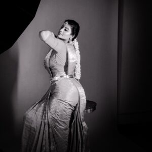 Preethi Kitchappan Instagram - Something’s brewing⭐️ taken 10 mins ago with no filter, no edit. Raw pic 💯

@jothimuthuram you are 🤩 amazing

@hairstylist_yugaa thank you for the creative hairstyle and non~stop fun💎

#bridetobe #insta #instagram #instalove #moodygrams #blackandwhite #retro #photography #prettinezz #instadaily #instafashion #bride #weddingphotography #wedding #weddinginspiration #weddingideas #makeupartist #saree #sareelover #sareeshoot #makeupaddict #photooftheday #photoshoot #silksarees #photographer #mua #makeupmodel #model #modelife #modelshoot