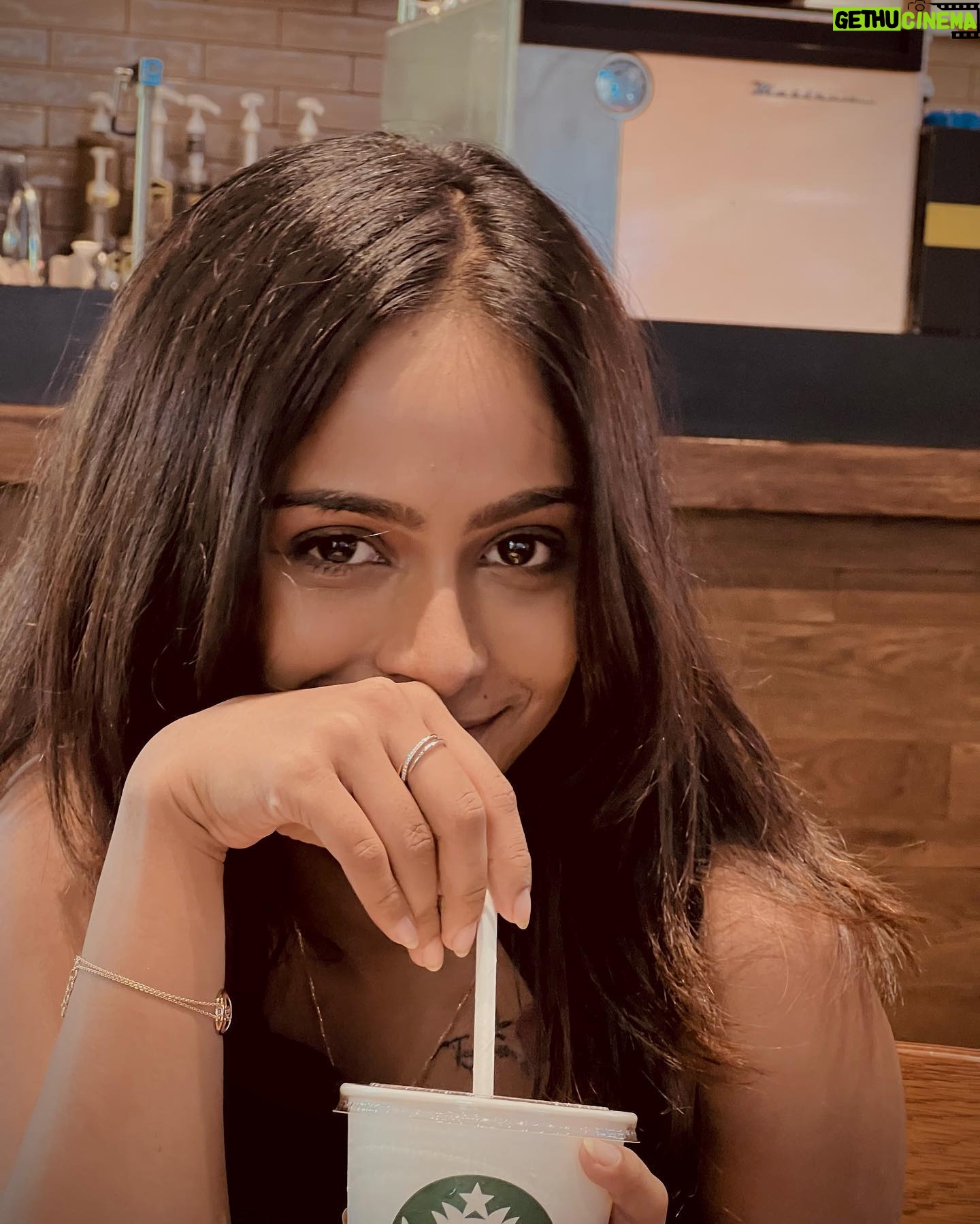 Preethiga Instagram - You got caught by me!🤎 Tq mom and dad for this beautiful jewellery gifts 🫂 @_.sathyasaravanan . Pc: @divxahh . #preethiga #trendingpost
