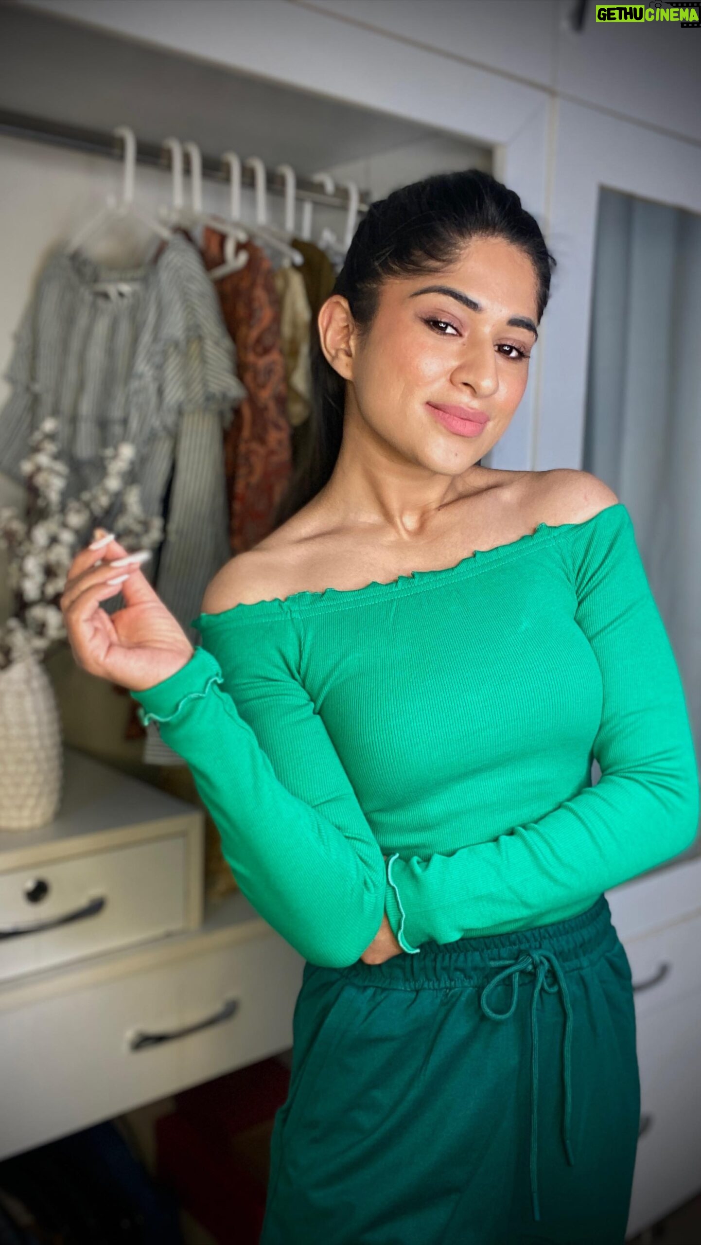 Preeti Singh Instagram - One love is all we need 💚 Pants : @bewakoofofficial Top : @thesouledstore . . #explore #fyp
