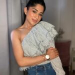 Preeti Singh Instagram - Swipe left and let the picture speak. Top : @onlyindia Jeans : @misschaseindia . . . #explore #fyp #keepitstylish #offshouldertop #denimjeans #letthepicturespeak #truthordare