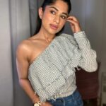 Preeti Singh Instagram - Swipe left and let the picture speak. Top : @onlyindia Jeans : @misschaseindia . . . #explore #fyp #keepitstylish #offshouldertop #denimjeans #letthepicturespeak #truthordare