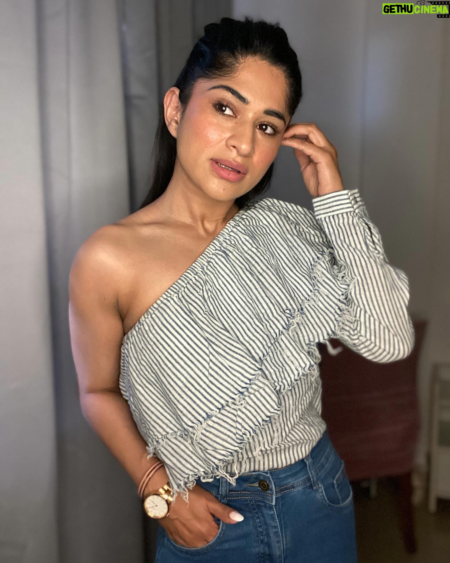 Preeti Singh Instagram - Swipe left and let the picture speak. Top : @onlyindia Jeans : @misschaseindia . . . #explore #fyp #keepitstylish #offshouldertop #denimjeans #letthepicturespeak #truthordare