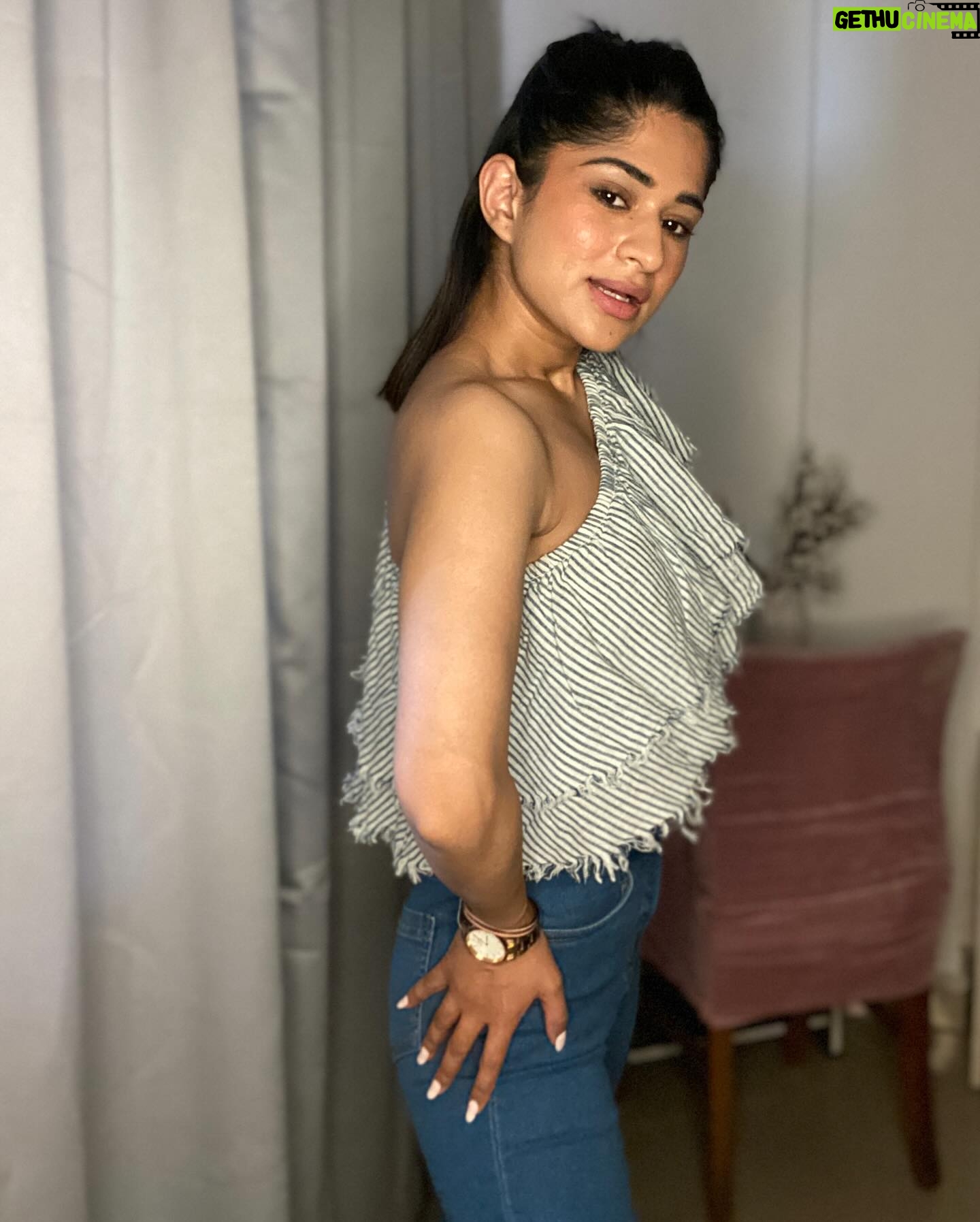 Preeti Singh Instagram - Swipe left and let the picture speak. Top : @onlyindia Jeans : @misschaseindia . . . #explore #fyp #keepitstylish #offshouldertop #denimjeans #letthepicturespeak #truthordare