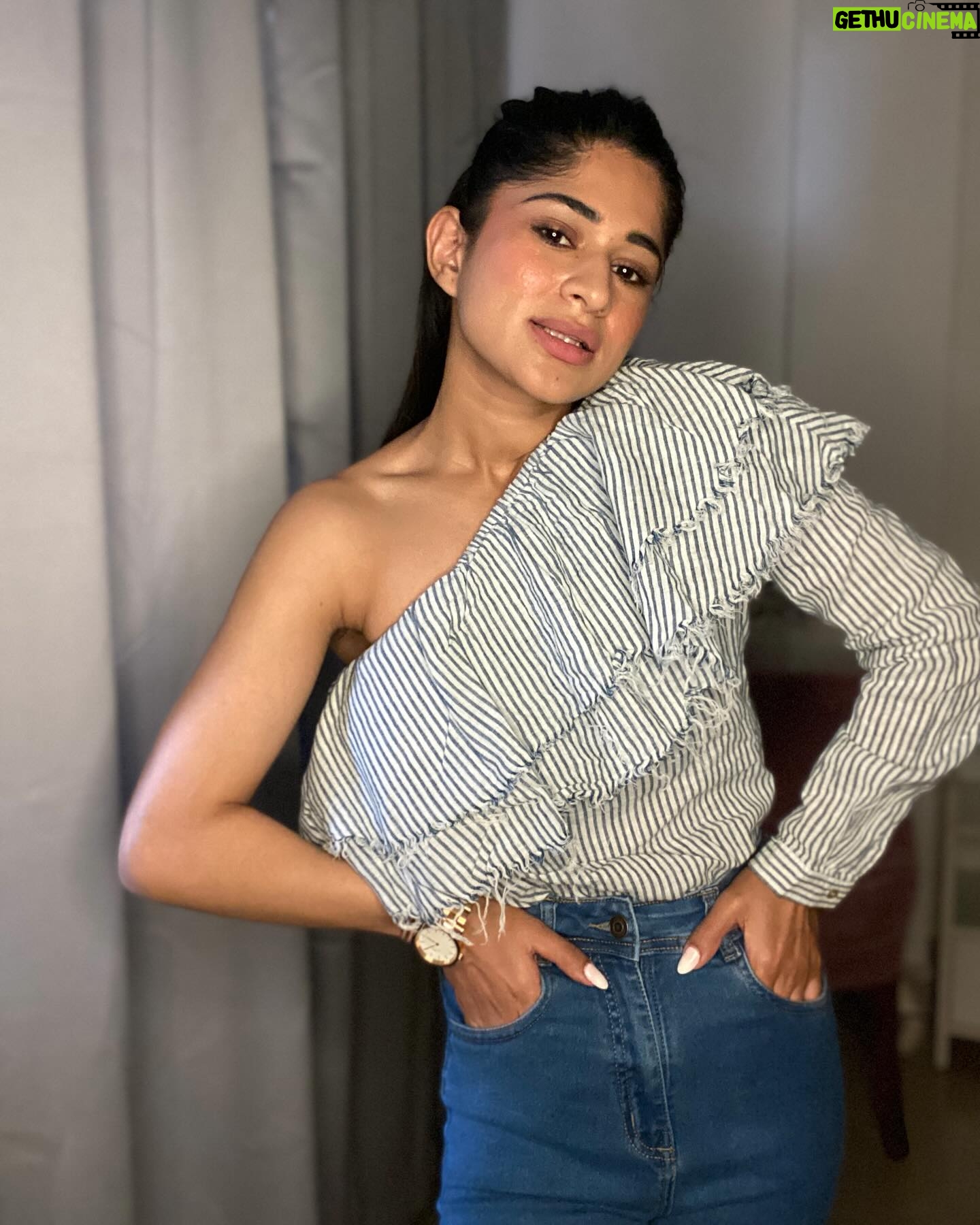 Preeti Singh Instagram - Swipe left and let the picture speak. Top : @onlyindia Jeans : @misschaseindia . . . #explore #fyp #keepitstylish #offshouldertop #denimjeans #letthepicturespeak #truthordare