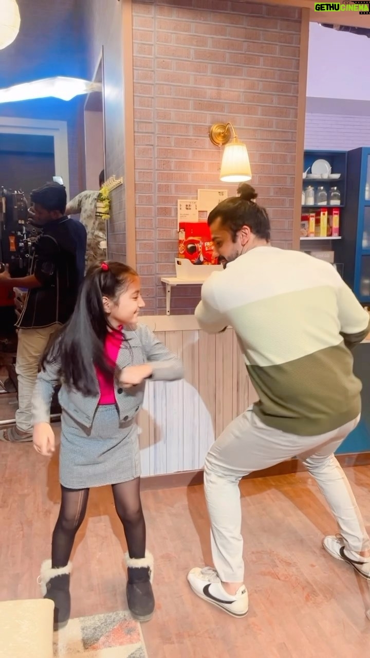 Princy Prajapati - 117.8K Likes - With Reel Papa🥰
Toshu Bhaiya Is My Fav On Set And He Is Very Sweet Person Too Princy Enjoy Shooting With Them 🥰
#reels #trending #explore