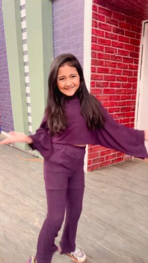 Princy Prajapati Instagram - Ye kesa trend hai 😂

👗: @taffykids_official 

#trending #explore #viral #dance #anupamaa