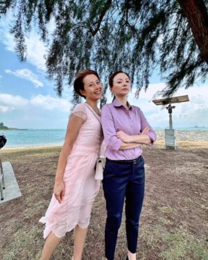 Priscelia Chan Instagram - The weather and heat can be relentless while filming #孺子可教也 BornToShine but it feels like a breeze to act with @mindeeong too! 我们继续加油 ‘珊珊’ ！😊🌻💛
Real life (pic 1) and Reel life in characters (pic 2) pic 😆#mediacorpborntoshine