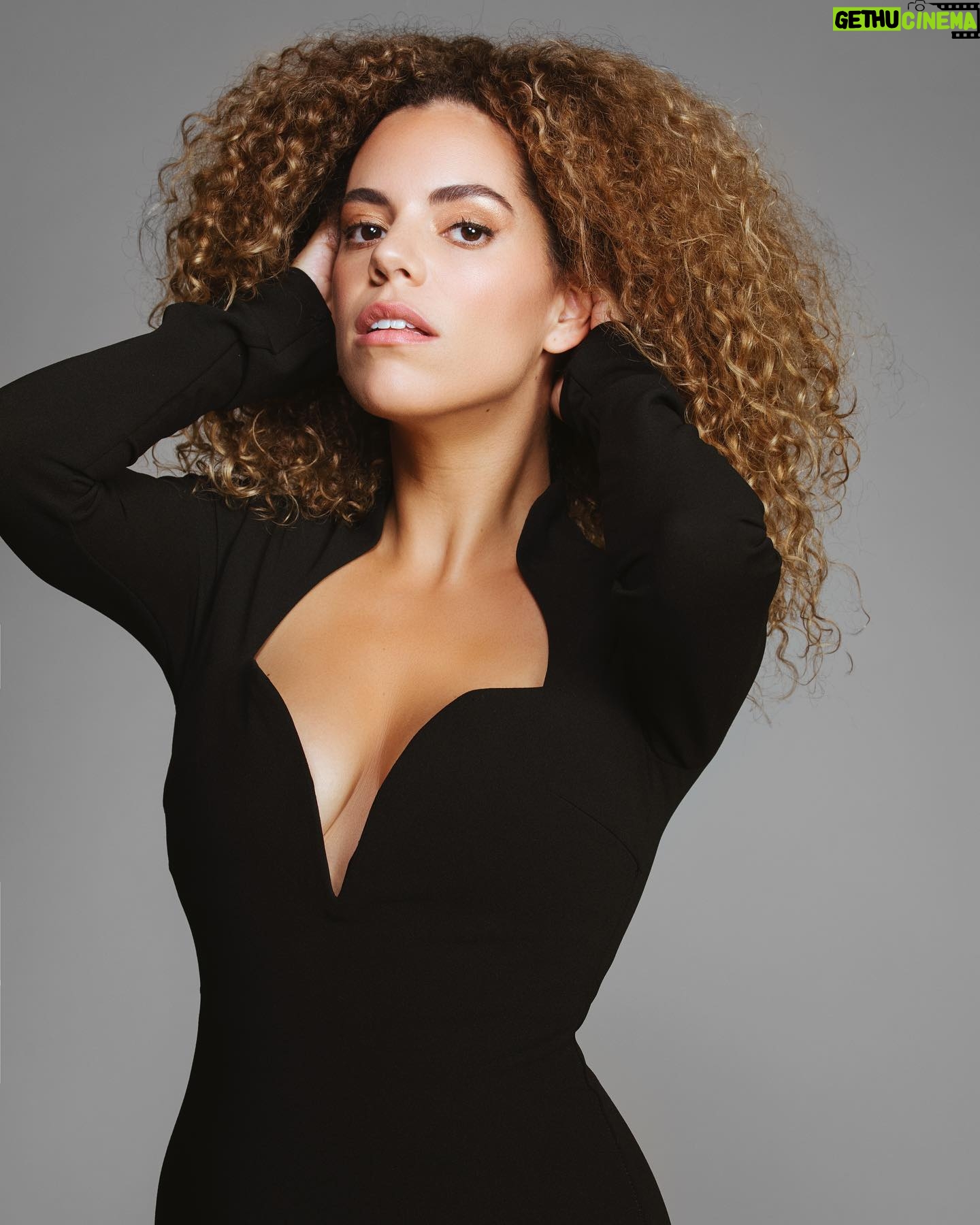 Priscila Faz - 5.6K Likes - Con ustedes PRISCILA FAZ 2.0
Ando bien versión mejorada, sin bugs, love yourself, eres mamá pero sigues siendo tú, nueva presentación mismo sabor, no le quite años a la vida póngale vida a los años.
¿Por qué si nosotras no lo hacemos quien lo hará hermanas? De verdad (ahora empieza curso de autoayuda) echémonos porras, contestemos gracias cuando nos chulean no “ay nombre es bien viejo, nombre tú”. Arreglémonos cuando se nos antoja no solo para la primera comunión de lxs huercxs. Que la vida se pasa volando y de pronto nos acostumbramos a ya no ser prioridad en nuestra propia vida.
¿Qué dicen madrinas del internet? ¿Se animan a 🐩 pedigree o seguiremos en el Valle de los Lamentos?
📸: @alberto.hidalgo
Pelo: @sul.hgarcia
Maquillaje: @anamandarina
Look y mejor amiga que me ayudo a salirme de comfort y es la mejor porrista del planeta: @marcealvarezg