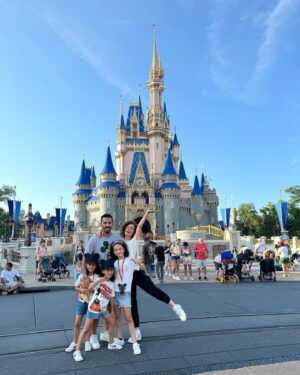 Priscila Faz Instagram - Día 1 y 2: llegada triunfal con vómitos y #MagicKingdom 

1. Pose extra dirigida por una chavita gen z venezolana 
2. Emi elegante y etérea, antes de que comenzara la acción gastrointestinal 
3. Close up de la infanta 
4. Conociendo a la tía Tiana 
5. Emi la más actriz, en realidad ni fuma a Rapunzel 
6. El Black Pitt cargando a toda la familia (literal)
7. The Shining (Chocotwin versión) 
8. Tag de sponsor @diegocoronado33 🤑
9. Fila de 🦆🥹
10. 🦃🦵🏽
11. Close up de Carola 😍
12. La infanta victoriosa en Tron 💪🏾
13. 🏰 🎆
14. 🏰 con la banda 
15. Narración con acontecimiento de los hechos 

Gracias por sus buenas vibras acompañadas con historias de cuando ustedes o sus familiares tuvieron enfermedades variadas en viajes 🤣 las amo, madrinas ✨✨✨