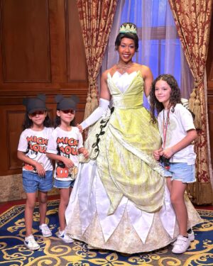 Priscila Faz Instagram - Día 1 y 2: llegada triunfal con vómitos y #MagicKingdom 

1. Pose extra dirigida por una chavita gen z venezolana 
2. Emi elegante y etérea, antes de que comenzara la acción gastrointestinal 
3. Close up de la infanta 
4. Conociendo a la tía Tiana 
5. Emi la más actriz, en realidad ni fuma a Rapunzel 
6. El Black Pitt cargando a toda la familia (literal)
7. The Shining (Chocotwin versión) 
8. Tag de sponsor @diegocoronado33 🤑
9. Fila de 🦆🥹
10. 🦃🦵🏽
11. Close up de Carola 😍
12. La infanta victoriosa en Tron 💪🏾
13. 🏰 🎆
14. 🏰 con la banda 
15. Narración con acontecimiento de los hechos 

Gracias por sus buenas vibras acompañadas con historias de cuando ustedes o sus familiares tuvieron enfermedades variadas en viajes 🤣 las amo, madrinas ✨✨✨