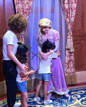 Priscila Faz Instagram - Día 1 y 2: llegada triunfal con vómitos y #MagicKingdom 

1. Pose extra dirigida por una chavita gen z venezolana 
2. Emi elegante y etérea, antes de que comenzara la acción gastrointestinal 
3. Close up de la infanta 
4. Conociendo a la tía Tiana 
5. Emi la más actriz, en realidad ni fuma a Rapunzel 
6. El Black Pitt cargando a toda la familia (literal)
7. The Shining (Chocotwin versión) 
8. Tag de sponsor @diegocoronado33 🤑
9. Fila de 🦆🥹
10. 🦃🦵🏽
11. Close up de Carola 😍
12. La infanta victoriosa en Tron 💪🏾
13. 🏰 🎆
14. 🏰 con la banda 
15. Narración con acontecimiento de los hechos 

Gracias por sus buenas vibras acompañadas con historias de cuando ustedes o sus familiares tuvieron enfermedades variadas en viajes 🤣 las amo, madrinas ✨✨✨