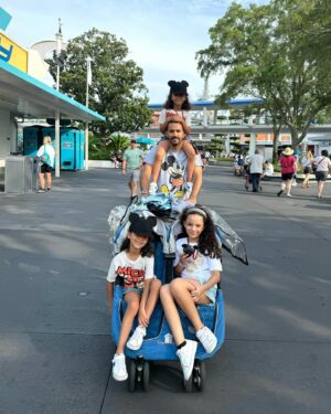 Priscila Faz Instagram - Día 1 y 2: llegada triunfal con vómitos y #MagicKingdom 

1. Pose extra dirigida por una chavita gen z venezolana 
2. Emi elegante y etérea, antes de que comenzara la acción gastrointestinal 
3. Close up de la infanta 
4. Conociendo a la tía Tiana 
5. Emi la más actriz, en realidad ni fuma a Rapunzel 
6. El Black Pitt cargando a toda la familia (literal)
7. The Shining (Chocotwin versión) 
8. Tag de sponsor @diegocoronado33 🤑
9. Fila de 🦆🥹
10. 🦃🦵🏽
11. Close up de Carola 😍
12. La infanta victoriosa en Tron 💪🏾
13. 🏰 🎆
14. 🏰 con la banda 
15. Narración con acontecimiento de los hechos 

Gracias por sus buenas vibras acompañadas con historias de cuando ustedes o sus familiares tuvieron enfermedades variadas en viajes 🤣 las amo, madrinas ✨✨✨