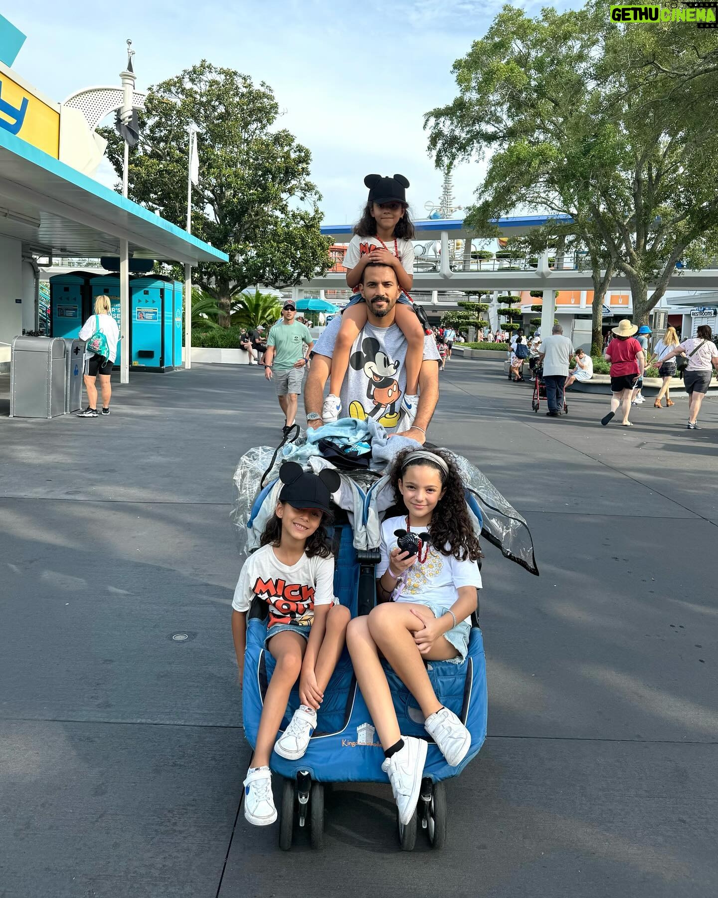 Priscila Faz - 2.1K Likes - Día 1 y 2: llegada triunfal con vómitos y #MagicKingdom
1. Pose extra dirigida por una chavita gen z venezolana
2. Emi elegante y etérea, antes de que comenzara la acción gastrointestinal
3. Close up de la infanta
4. Conociendo a la tía Tiana
5. Emi la más actriz, en realidad ni fuma a Rapunzel
6. El Black Pitt cargando a toda la familia (literal)
7. The Shining (Chocotwin versión)
8. Tag de sponsor @diegocoronado33 🤑
9. Fila de 🦆🥹
10. 🦃🦵🏽
11. Close up de Carola 😍
12. La infanta victoriosa en Tron 💪🏾
13. 🏰 🎆
14. 🏰 con la banda
15. Narración con acontecimiento de los hechos
Gracias por sus buenas vibras acompañadas con historias de cuando ustedes o sus familiares tuvieron enfermedades variadas en viajes 🤣 las amo, madrinas ✨✨✨