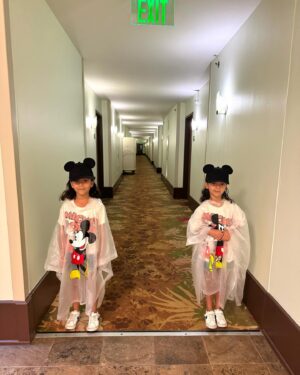 Priscila Faz Instagram - Día 1 y 2: llegada triunfal con vómitos y #MagicKingdom 

1. Pose extra dirigida por una chavita gen z venezolana 
2. Emi elegante y etérea, antes de que comenzara la acción gastrointestinal 
3. Close up de la infanta 
4. Conociendo a la tía Tiana 
5. Emi la más actriz, en realidad ni fuma a Rapunzel 
6. El Black Pitt cargando a toda la familia (literal)
7. The Shining (Chocotwin versión) 
8. Tag de sponsor @diegocoronado33 🤑
9. Fila de 🦆🥹
10. 🦃🦵🏽
11. Close up de Carola 😍
12. La infanta victoriosa en Tron 💪🏾
13. 🏰 🎆
14. 🏰 con la banda 
15. Narración con acontecimiento de los hechos 

Gracias por sus buenas vibras acompañadas con historias de cuando ustedes o sus familiares tuvieron enfermedades variadas en viajes 🤣 las amo, madrinas ✨✨✨