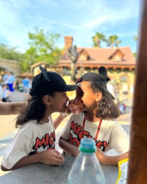 Priscila Faz Instagram - Día 1 y 2: llegada triunfal con vómitos y #MagicKingdom 

1. Pose extra dirigida por una chavita gen z venezolana 
2. Emi elegante y etérea, antes de que comenzara la acción gastrointestinal 
3. Close up de la infanta 
4. Conociendo a la tía Tiana 
5. Emi la más actriz, en realidad ni fuma a Rapunzel 
6. El Black Pitt cargando a toda la familia (literal)
7. The Shining (Chocotwin versión) 
8. Tag de sponsor @diegocoronado33 🤑
9. Fila de 🦆🥹
10. 🦃🦵🏽
11. Close up de Carola 😍
12. La infanta victoriosa en Tron 💪🏾
13. 🏰 🎆
14. 🏰 con la banda 
15. Narración con acontecimiento de los hechos 

Gracias por sus buenas vibras acompañadas con historias de cuando ustedes o sus familiares tuvieron enfermedades variadas en viajes 🤣 las amo, madrinas ✨✨✨