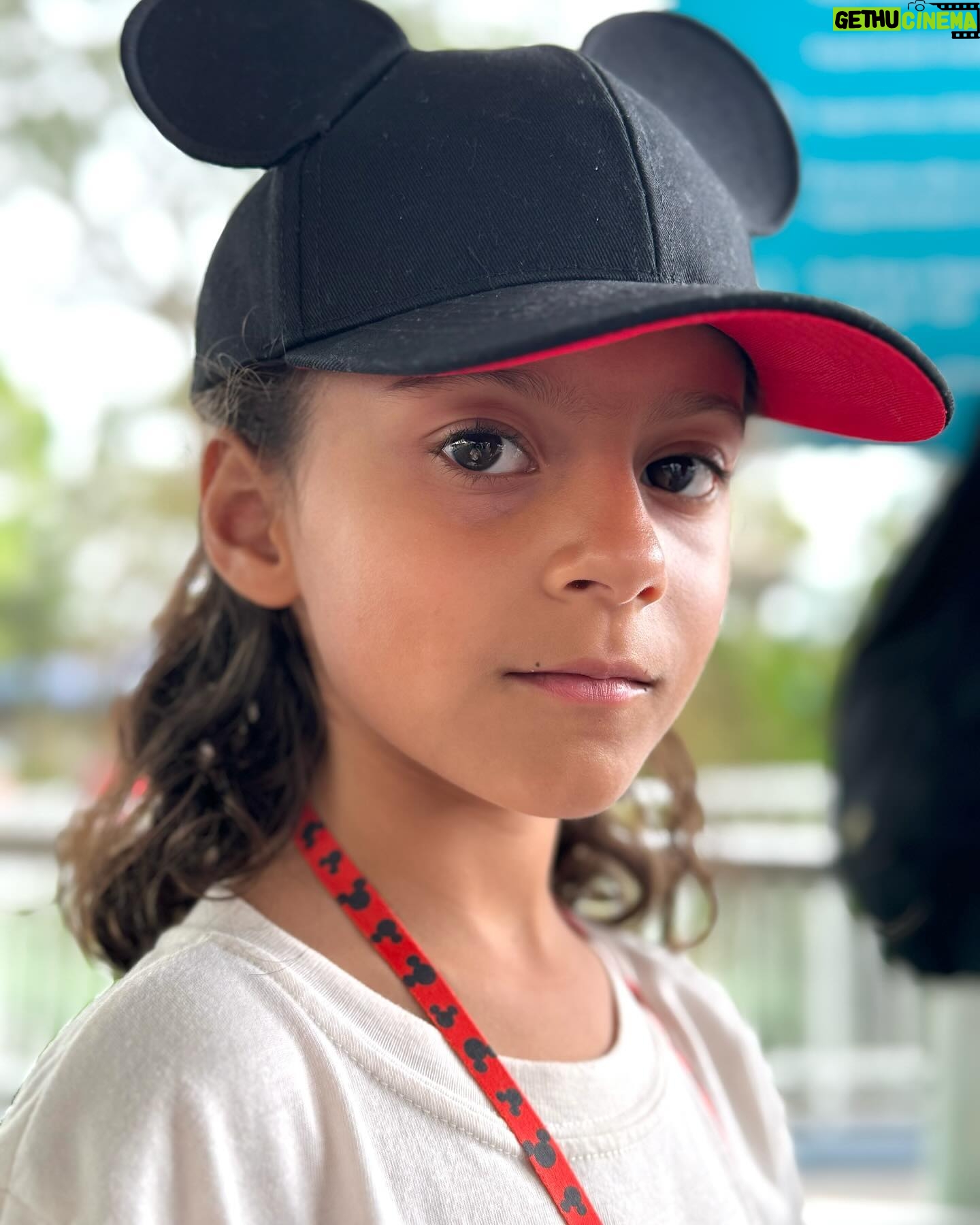 Priscila Faz - 2.1K Likes - Día 1 y 2: llegada triunfal con vómitos y #MagicKingdom
1. Pose extra dirigida por una chavita gen z venezolana
2. Emi elegante y etérea, antes de que comenzara la acción gastrointestinal
3. Close up de la infanta
4. Conociendo a la tía Tiana
5. Emi la más actriz, en realidad ni fuma a Rapunzel
6. El Black Pitt cargando a toda la familia (literal)
7. The Shining (Chocotwin versión)
8. Tag de sponsor @diegocoronado33 🤑
9. Fila de 🦆🥹
10. 🦃🦵🏽
11. Close up de Carola 😍
12. La infanta victoriosa en Tron 💪🏾
13. 🏰 🎆
14. 🏰 con la banda
15. Narración con acontecimiento de los hechos
Gracias por sus buenas vibras acompañadas con historias de cuando ustedes o sus familiares tuvieron enfermedades variadas en viajes 🤣 las amo, madrinas ✨✨✨