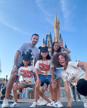 Priscila Faz Instagram - Día 1 y 2: llegada triunfal con vómitos y #MagicKingdom 

1. Pose extra dirigida por una chavita gen z venezolana 
2. Emi elegante y etérea, antes de que comenzara la acción gastrointestinal 
3. Close up de la infanta 
4. Conociendo a la tía Tiana 
5. Emi la más actriz, en realidad ni fuma a Rapunzel 
6. El Black Pitt cargando a toda la familia (literal)
7. The Shining (Chocotwin versión) 
8. Tag de sponsor @diegocoronado33 🤑
9. Fila de 🦆🥹
10. 🦃🦵🏽
11. Close up de Carola 😍
12. La infanta victoriosa en Tron 💪🏾
13. 🏰 🎆
14. 🏰 con la banda 
15. Narración con acontecimiento de los hechos 

Gracias por sus buenas vibras acompañadas con historias de cuando ustedes o sus familiares tuvieron enfermedades variadas en viajes 🤣 las amo, madrinas ✨✨✨