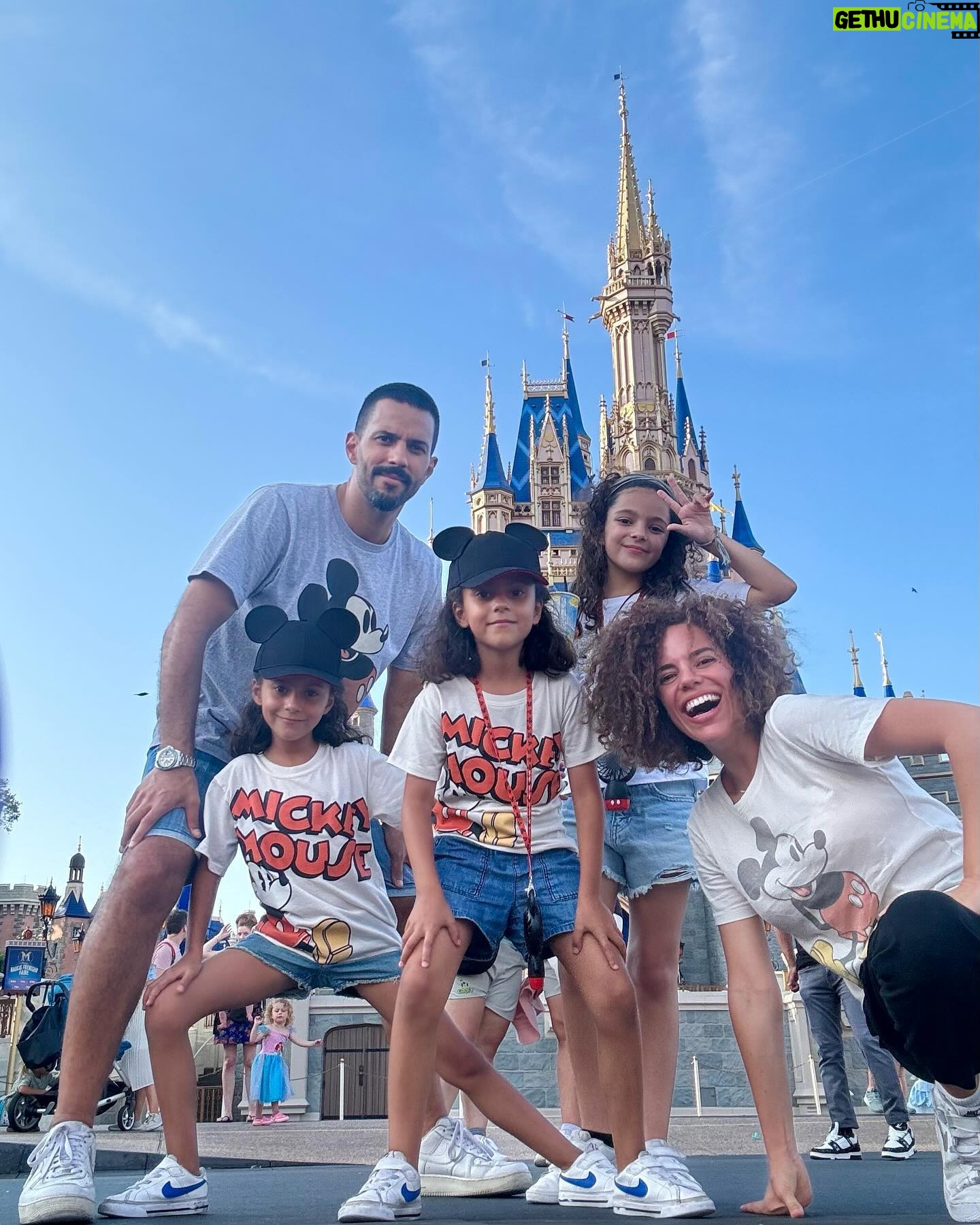 Priscila Faz - 2.1K Likes - Día 1 y 2: llegada triunfal con vómitos y #MagicKingdom
1. Pose extra dirigida por una chavita gen z venezolana
2. Emi elegante y etérea, antes de que comenzara la acción gastrointestinal
3. Close up de la infanta
4. Conociendo a la tía Tiana
5. Emi la más actriz, en realidad ni fuma a Rapunzel
6. El Black Pitt cargando a toda la familia (literal)
7. The Shining (Chocotwin versión)
8. Tag de sponsor @diegocoronado33 🤑
9. Fila de 🦆🥹
10. 🦃🦵🏽
11. Close up de Carola 😍
12. La infanta victoriosa en Tron 💪🏾
13. 🏰 🎆
14. 🏰 con la banda
15. Narración con acontecimiento de los hechos
Gracias por sus buenas vibras acompañadas con historias de cuando ustedes o sus familiares tuvieron enfermedades variadas en viajes 🤣 las amo, madrinas ✨✨✨