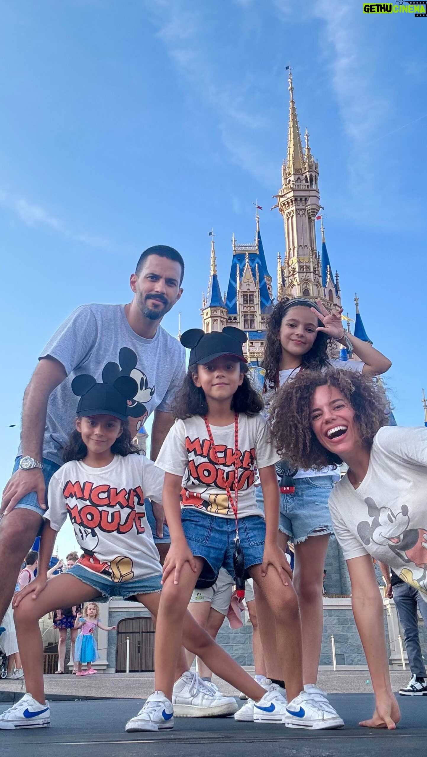 Priscila Faz - 4.7K Likes - Disney con la tropa. Harto júbilo, caminata, turkey legs, sudor, soborno pa las🎢 , toques dramáticos y felicidad extrema.
¿Quién creen que estuvo más emocionado con el trend? 🥰
#disneyworld #magickingdom #familytrip #vacationtrends #burninglove #blackpitt #chocotwins #infanta