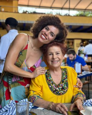Priscila Faz Instagram - Estoy profundamente agradecida por mi mamá. No sé que tómbola gane con el universo, que hizo que Tete fuera mi madre. 
Que hice para que a los 39 dijera, como que siempre sí quiero tener un hijo, casteara a mi papá (8 años menor 🙊 ) y naciera yo. 

Mi mamá es la persona más práctica, la más observadora, con memoria de elefante y corazón de ballena azul (por gigante y especial), la lengua más atinada y acidita del condado. 
La que me da los mejores abrazos y me pone en mi lugar con 2 whatsapps. 

La que nació antes de su tiempo, la que ha hecho de su vida lo que quiere, desde engañarme que tiene 10 años menos hasta que describí la verdad an mis 13 años, hasta irse de intercambio a China a vivir en el centro de Beijing como mochilero a sus 73 años a estudiar Zhineng QiGong. 

Felices 78 Tete, que sigas siendo de las personas más fascinantes que conozco, la vida te siga sorprendiendo y me sigas aterrizando en esta 🌎 🎈🎂❤️. 

Te quiero mucho mami, me encanta todo lo que eres, hasta cuando no. Eres muy maravillosa, si es verdad que los hijos elegimos a las mamás, denme el Oscar al mejor casting de útero de la historia.