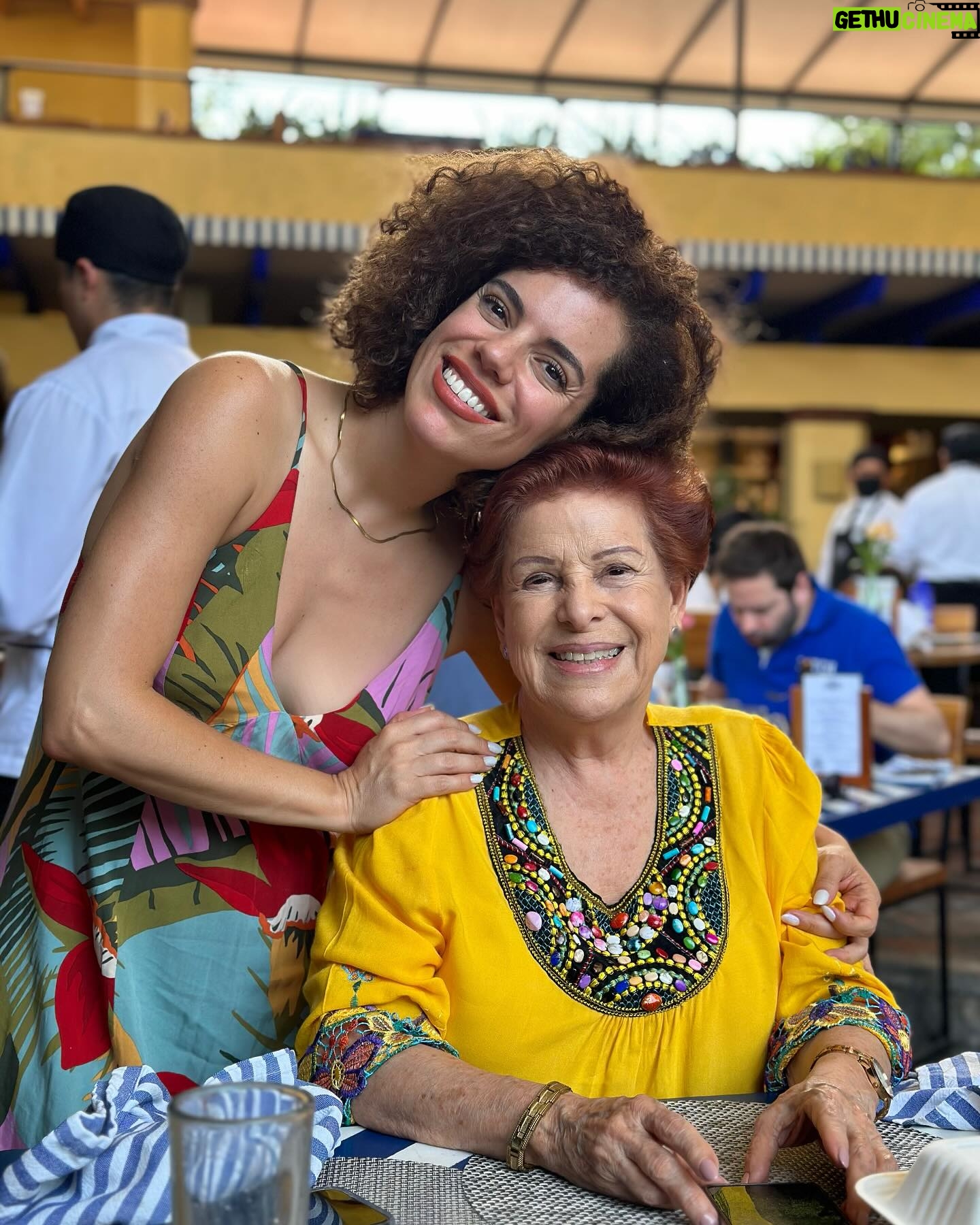 Priscila Faz - 2.7K Likes - Estoy profundamente agradecida por mi mamá. No sé que tómbola gane con el universo, que hizo que Tete fuera mi madre.
Que hice para que a los 39 dijera, como que siempre sí quiero tener un hijo, casteara a mi papá (8 años menor 🙊 ) y naciera yo.
Mi mamá es la persona más práctica, la más observadora, con memoria de elefante y corazón de ballena azul (por gigante y especial), la lengua más atinada y acidita del condado.
La que me da los mejores abrazos y me pone en mi lugar con 2 whatsapps.
La que nació antes de su tiempo, la que ha hecho de su vida lo que quiere, desde engañarme que tiene 10 años menos hasta que describí la verdad an mis 13 años, hasta irse de intercambio a China a vivir en el centro de Beijing como mochilero a sus 73 años a estudiar Zhineng QiGong.
Felices 78 Tete, que sigas siendo de las personas más fascinantes que conozco, la vida te siga sorprendiendo y me sigas aterrizando en esta 🌎 🎈🎂❤️.
Te quiero mucho mami, me encanta todo lo que eres, hasta cuando no. Eres muy maravillosa, si es verdad que los hijos elegimos a las mamás, denme el Oscar al mejor casting de útero de la historia.