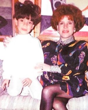 Priscila Faz Instagram - Estoy profundamente agradecida por mi mamá. No sé que tómbola gane con el universo, que hizo que Tete fuera mi madre. 
Que hice para que a los 39 dijera, como que siempre sí quiero tener un hijo, casteara a mi papá (8 años menor 🙊 ) y naciera yo. 

Mi mamá es la persona más práctica, la más observadora, con memoria de elefante y corazón de ballena azul (por gigante y especial), la lengua más atinada y acidita del condado. 
La que me da los mejores abrazos y me pone en mi lugar con 2 whatsapps. 

La que nació antes de su tiempo, la que ha hecho de su vida lo que quiere, desde engañarme que tiene 10 años menos hasta que describí la verdad an mis 13 años, hasta irse de intercambio a China a vivir en el centro de Beijing como mochilero a sus 73 años a estudiar Zhineng QiGong. 

Felices 78 Tete, que sigas siendo de las personas más fascinantes que conozco, la vida te siga sorprendiendo y me sigas aterrizando en esta 🌎 🎈🎂❤️. 

Te quiero mucho mami, me encanta todo lo que eres, hasta cuando no. Eres muy maravillosa, si es verdad que los hijos elegimos a las mamás, denme el Oscar al mejor casting de útero de la historia.