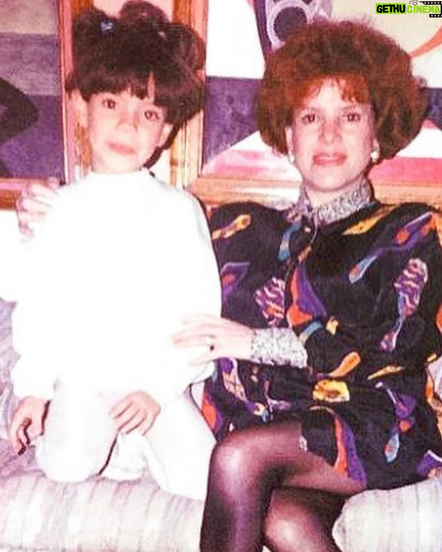 Priscila Faz - 2.7K Likes - Estoy profundamente agradecida por mi mamá. No sé que tómbola gane con el universo, que hizo que Tete fuera mi madre.
Que hice para que a los 39 dijera, como que siempre sí quiero tener un hijo, casteara a mi papá (8 años menor 🙊 ) y naciera yo.
Mi mamá es la persona más práctica, la más observadora, con memoria de elefante y corazón de ballena azul (por gigante y especial), la lengua más atinada y acidita del condado.
La que me da los mejores abrazos y me pone en mi lugar con 2 whatsapps.
La que nació antes de su tiempo, la que ha hecho de su vida lo que quiere, desde engañarme que tiene 10 años menos hasta que describí la verdad an mis 13 años, hasta irse de intercambio a China a vivir en el centro de Beijing como mochilero a sus 73 años a estudiar Zhineng QiGong.
Felices 78 Tete, que sigas siendo de las personas más fascinantes que conozco, la vida te siga sorprendiendo y me sigas aterrizando en esta 🌎 🎈🎂❤️.
Te quiero mucho mami, me encanta todo lo que eres, hasta cuando no. Eres muy maravillosa, si es verdad que los hijos elegimos a las mamás, denme el Oscar al mejor casting de útero de la historia.