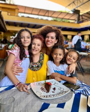 Priscila Faz Instagram - Estoy profundamente agradecida por mi mamá. No sé que tómbola gane con el universo, que hizo que Tete fuera mi madre. 
Que hice para que a los 39 dijera, como que siempre sí quiero tener un hijo, casteara a mi papá (8 años menor 🙊 ) y naciera yo. 

Mi mamá es la persona más práctica, la más observadora, con memoria de elefante y corazón de ballena azul (por gigante y especial), la lengua más atinada y acidita del condado. 
La que me da los mejores abrazos y me pone en mi lugar con 2 whatsapps. 

La que nació antes de su tiempo, la que ha hecho de su vida lo que quiere, desde engañarme que tiene 10 años menos hasta que describí la verdad an mis 13 años, hasta irse de intercambio a China a vivir en el centro de Beijing como mochilero a sus 73 años a estudiar Zhineng QiGong. 

Felices 78 Tete, que sigas siendo de las personas más fascinantes que conozco, la vida te siga sorprendiendo y me sigas aterrizando en esta 🌎 🎈🎂❤️. 

Te quiero mucho mami, me encanta todo lo que eres, hasta cuando no. Eres muy maravillosa, si es verdad que los hijos elegimos a las mamás, denme el Oscar al mejor casting de útero de la historia.