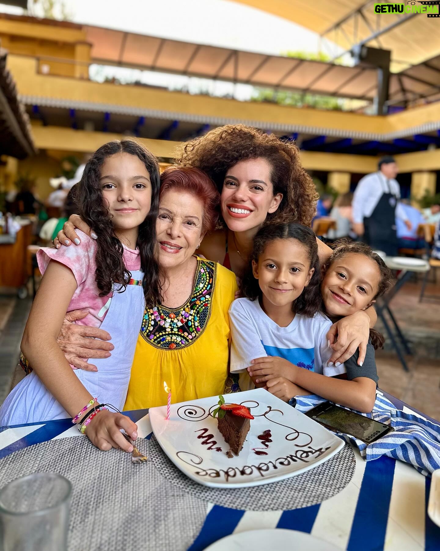 Priscila Faz - 2.7K Likes - Estoy profundamente agradecida por mi mamá. No sé que tómbola gane con el universo, que hizo que Tete fuera mi madre.
Que hice para que a los 39 dijera, como que siempre sí quiero tener un hijo, casteara a mi papá (8 años menor 🙊 ) y naciera yo.
Mi mamá es la persona más práctica, la más observadora, con memoria de elefante y corazón de ballena azul (por gigante y especial), la lengua más atinada y acidita del condado.
La que me da los mejores abrazos y me pone en mi lugar con 2 whatsapps.
La que nació antes de su tiempo, la que ha hecho de su vida lo que quiere, desde engañarme que tiene 10 años menos hasta que describí la verdad an mis 13 años, hasta irse de intercambio a China a vivir en el centro de Beijing como mochilero a sus 73 años a estudiar Zhineng QiGong.
Felices 78 Tete, que sigas siendo de las personas más fascinantes que conozco, la vida te siga sorprendiendo y me sigas aterrizando en esta 🌎 🎈🎂❤️.
Te quiero mucho mami, me encanta todo lo que eres, hasta cuando no. Eres muy maravillosa, si es verdad que los hijos elegimos a las mamás, denme el Oscar al mejor casting de útero de la historia.