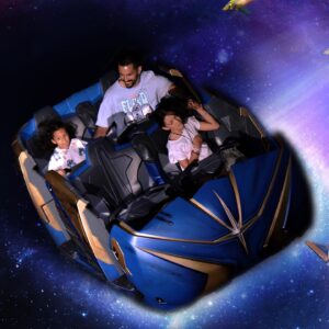 Priscila Faz Instagram - JAJAJAJAJAJJJJJ tengo la sensación de que no está bien reírme tanto con estas fotos, pero vean nomás que joya de la corona jajajaj siento que como papás que regresamos gastados, agotados y asoleados, las fotos de huercxs aterrorizadxs es nuestro mejor premio 🤣🤣🤣. 
Digo además de la alegría, los recuerdos y todo lo demás 🙊. 

Y es que como papás, Disney te presenta uno de los mayores desafíos en la crianza: o los motivas a que superen sus miedos, el júbilo está en su punto y bajas queriendo dar una Ted Talk 🤩 ó el juego si está muy heavy, hasta tú traes los intestinos en el cogote y las criaturas se sienten defraudadas por las personas que más los aman en esta vida 🎻.

En nuestro caso solo sucedió con un juego. ¿Pueden adivinar cuál fue? 

P.D. La huerca estuvo perfecta después de darle un vaso repleto de azúcares y edulcorantes y un peluche de Stitch del tamaño de su torso. 

Las trepamos a todo lo que dieron la altura: exceptuando Mission Space naranja ☠️ (a la verde sí) y al elevador 🛗 porque la susodicha aún no recuperaba la fe en sus progenitores. 

Hermanas, en palabras de Peña, ¿qué hubieran hecho ustedes? 

#DIFNoMeQuitesAMisHijas #Tron #SevenDwarfsMineTrain #ExpeditionEverest #Dinosaur #SpaceMountain #MissionSpace #Epcot #MagicKindom #AnimalKingdom #DisneyWorld #diversion #gozo #crianza