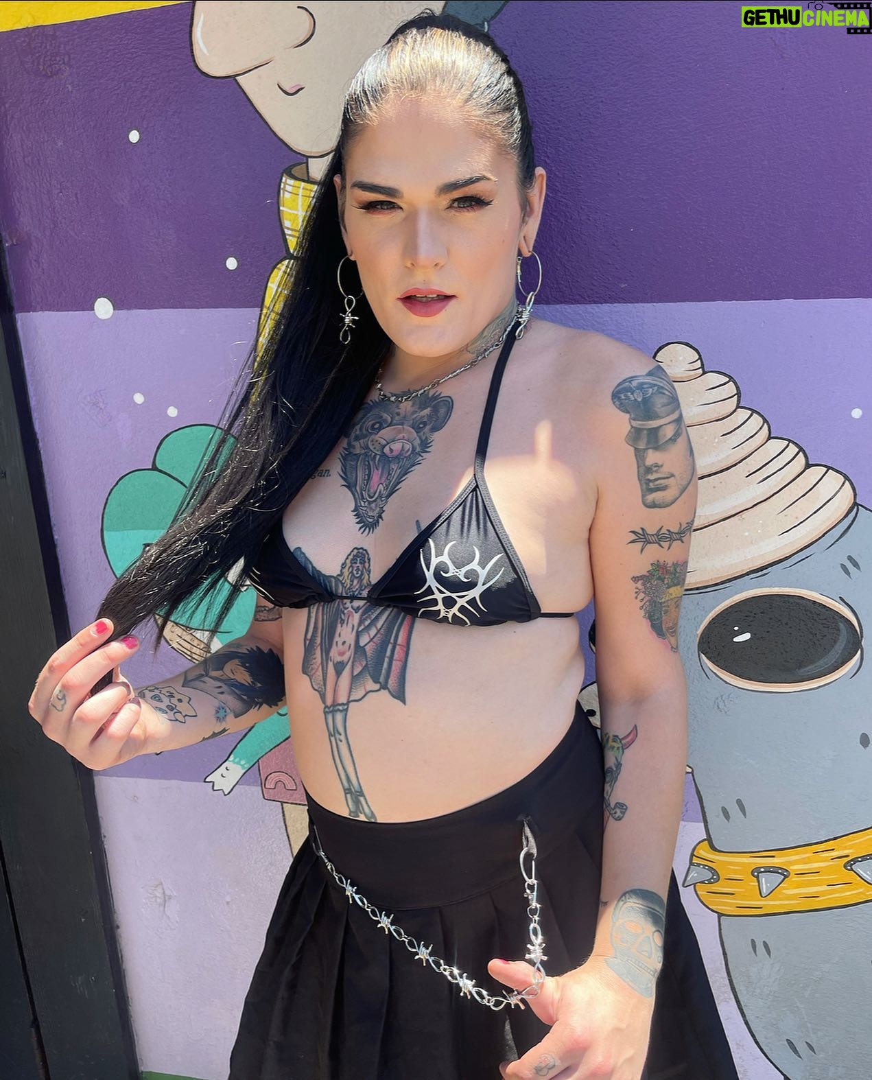 Priscilla Chambers - 5.2K Likes - Oh hi 🧡 fundraiser for my boobies is still going strong! Check out story on my tattoo page for rad raffle prizes and what not! @kategravestattoo