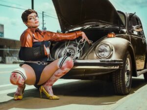 Priscilla Chambers Instagram - Can you help get this into my trunk? I’m injured 🤕 

Last photo from the Ted Bundy shoot! Can’t wait to get started on the next KILLER 😈 

Photo by: @grahammorrisonphoto 
VW Bug: @sirestesglass
