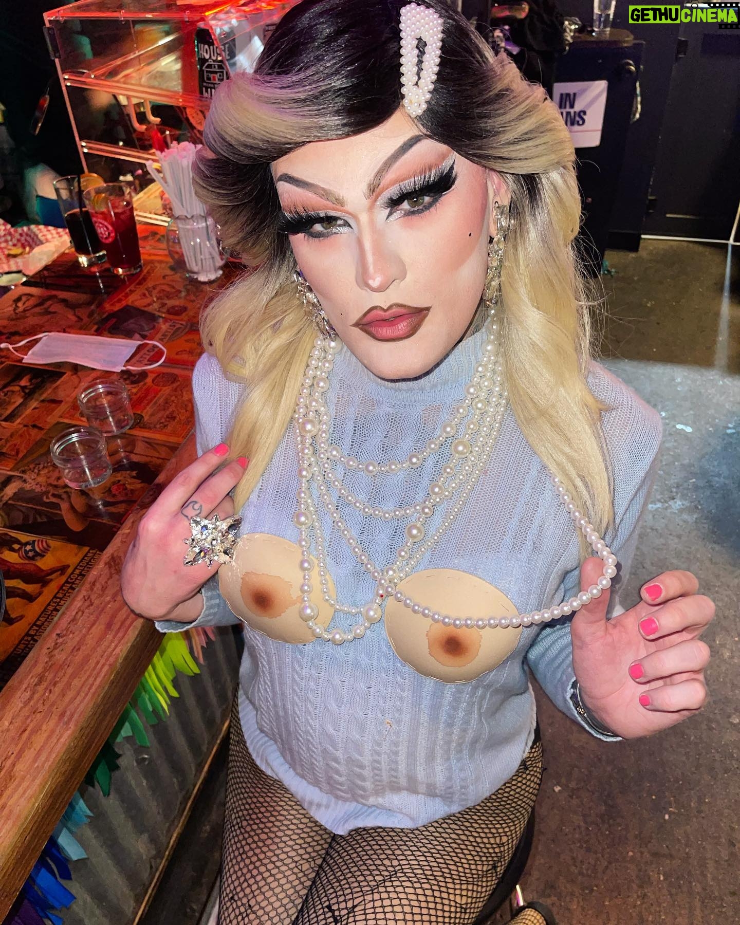 Priscilla Chambers - 6.1K Likes - boobs and boys
Tit sweater by @sophia_thunder_