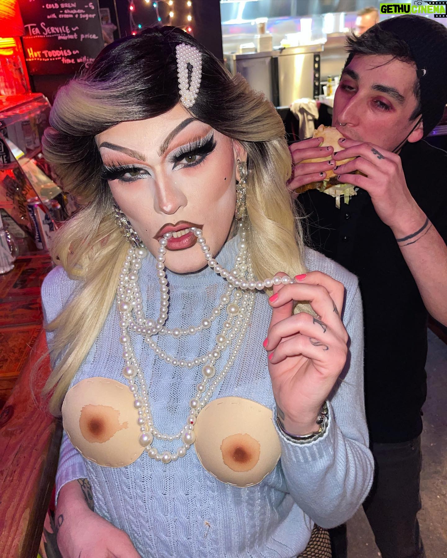 Priscilla Chambers - 6.1K Likes - boobs and boys
Tit sweater by @sophia_thunder_