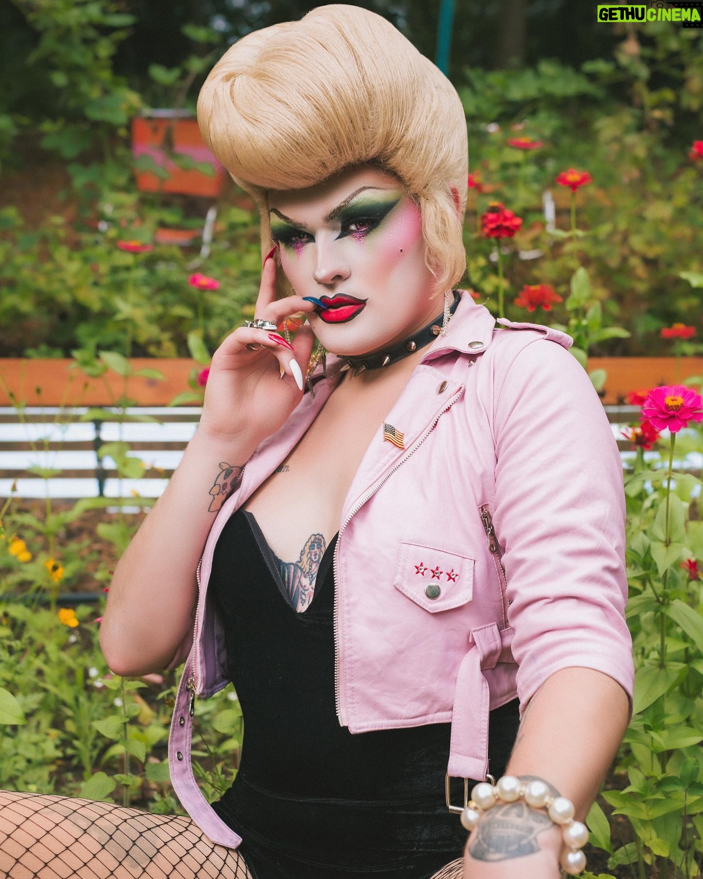 Priscilla Chambers - 6.4K Likes - Finger me in my granny’s garden 🌸
Photo by: @grahammorrisonphoto