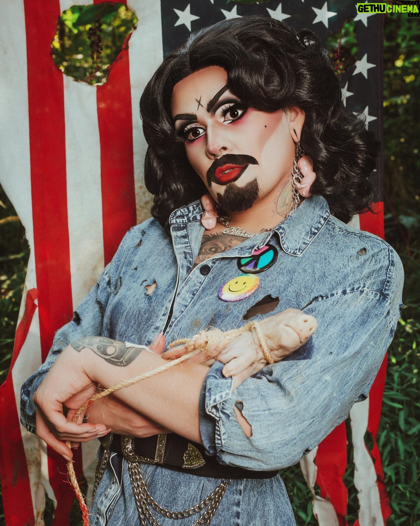Priscilla Chambers - 7.6K Likes - HELTER SKELTER 🐖🩸
It’s Spooky Season! Here’s the first start to a very big project with @grahammorrisonphoto ! I’ll be doing a Serial Killer Pinup CALENDAR 🔪 decided to start off with my personal favorite, ole Charlie 🇺🇸
Hair: @reptiliananderson
Photo: @grahammorrisonphoto
Prop/set up: @ickahbee
Who do you think is next? ;)
#charlesmanson