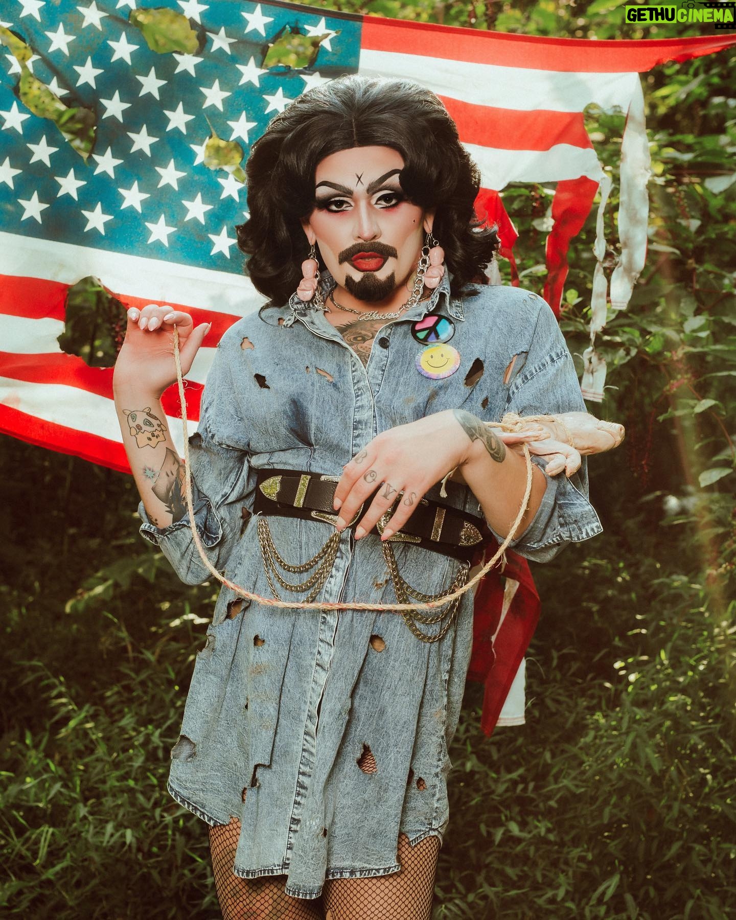 Priscilla Chambers - 6.2K Likes - Death to PIGS 🐖🩸
It’s Spooky Season! Here’s the first start to a very big project with @grahammorrisonphoto ! I’ll be doing a Serial Killer Pinup CALENDAR 🔪 decided to start off with my personal favorite, ole Charlie 🇺🇸
Hair: @reptiliananderson
Photo: @grahammorrisonphoto
Prop/set up: @ickahbee
Who do you think is next? ;)
#charlesmanson