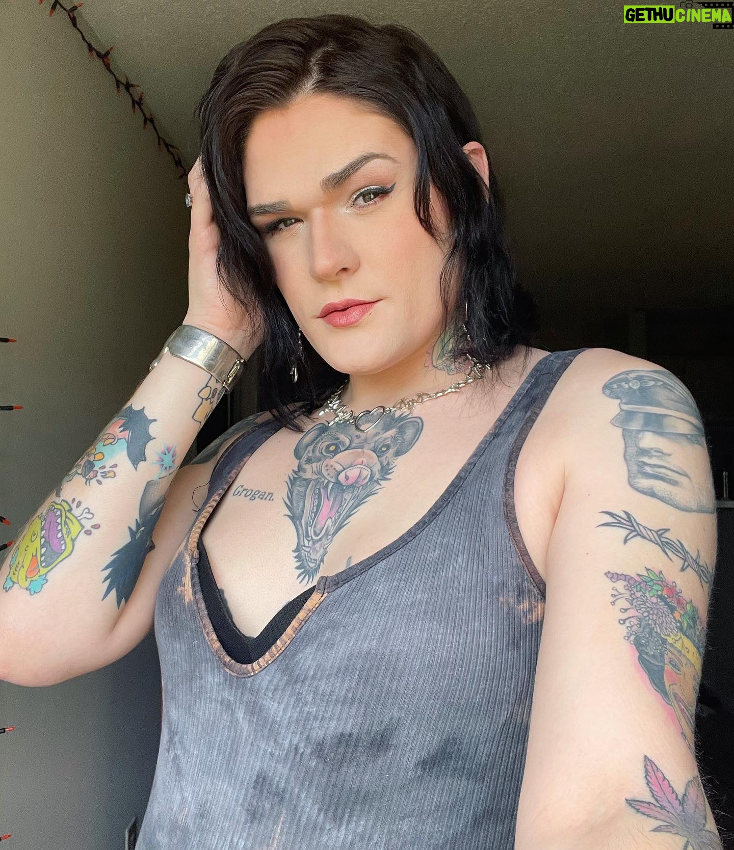 Priscilla Chambers - 5.8K Likes - Hello fuglies 🦇🧡
I know I don’t post often, but if you’d like to keep up with my life and art- feel free to follow my TATTOO account! @kategravestattoo
