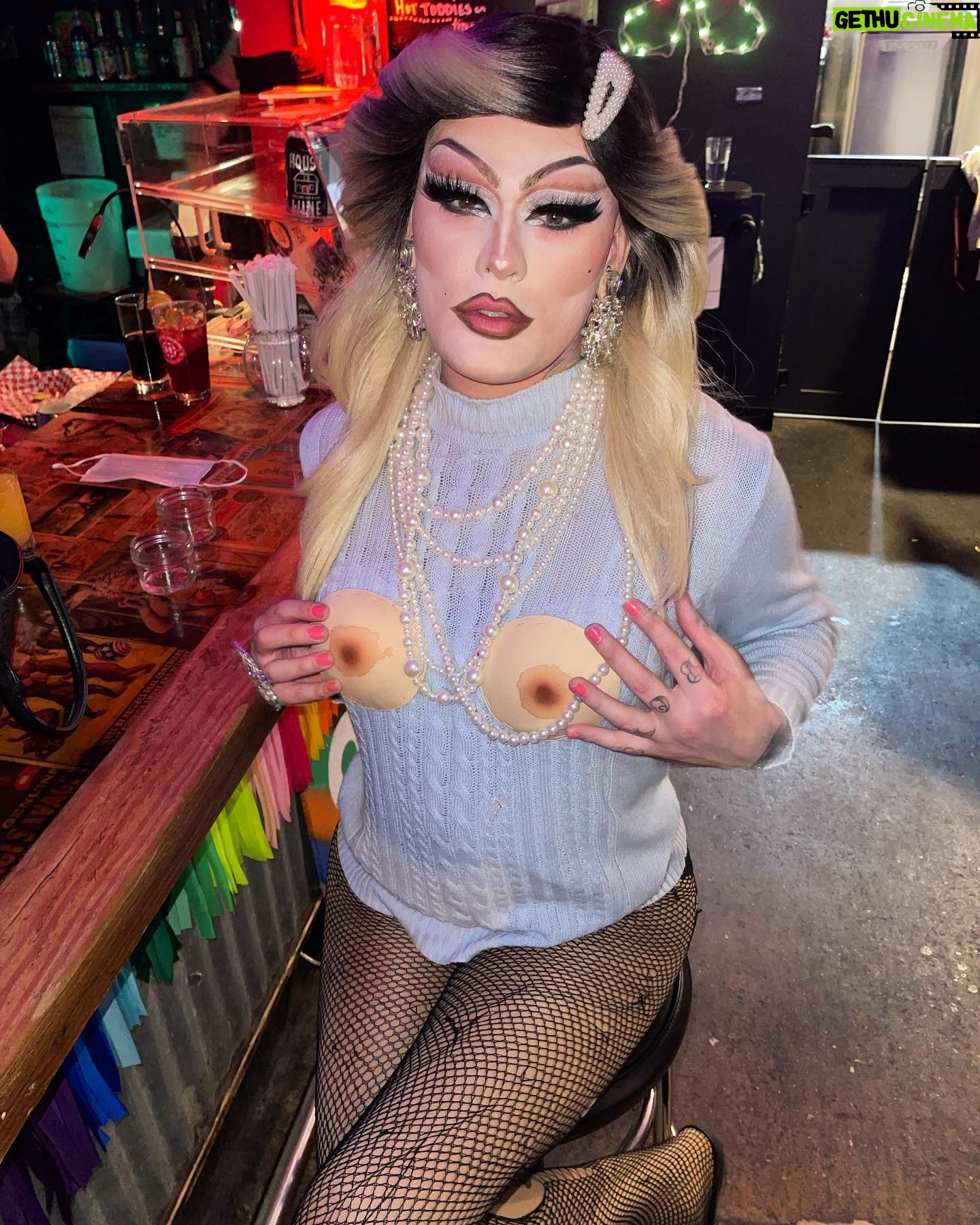 Priscilla Chambers - 6.1K Likes - boobs and boys
Tit sweater by @sophia_thunder_
