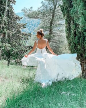 Priscilla Betti Instagram - Habillée en Princesse pour le plaisir, juste le temps d’une photo… ✨🩷
Toutes les grandes personnes ont été des enfants, il suffit de s’en souvenir 👸🏼 
Photos by @insta_minutepapillon / @mrlouviot